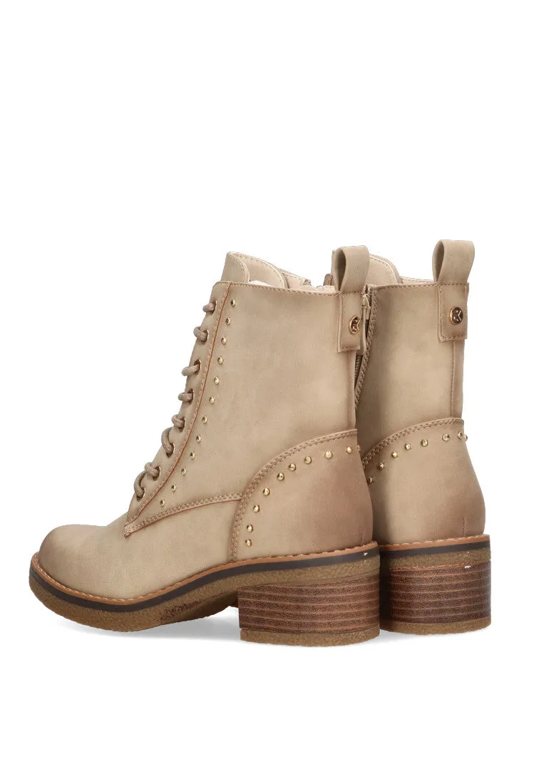 BOTIN TACHUELAS MODELO ETIKA LYON COLOR BEIGE MUJER TACON BAJO.